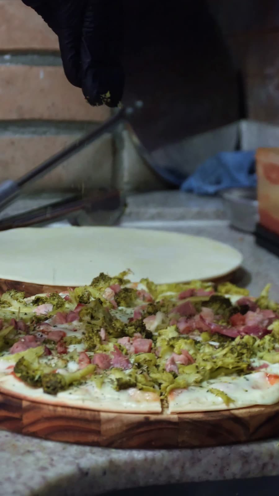 Garçom da Fatia Perfeita servindo pizza a um convidado sentado à mesa durante o evento