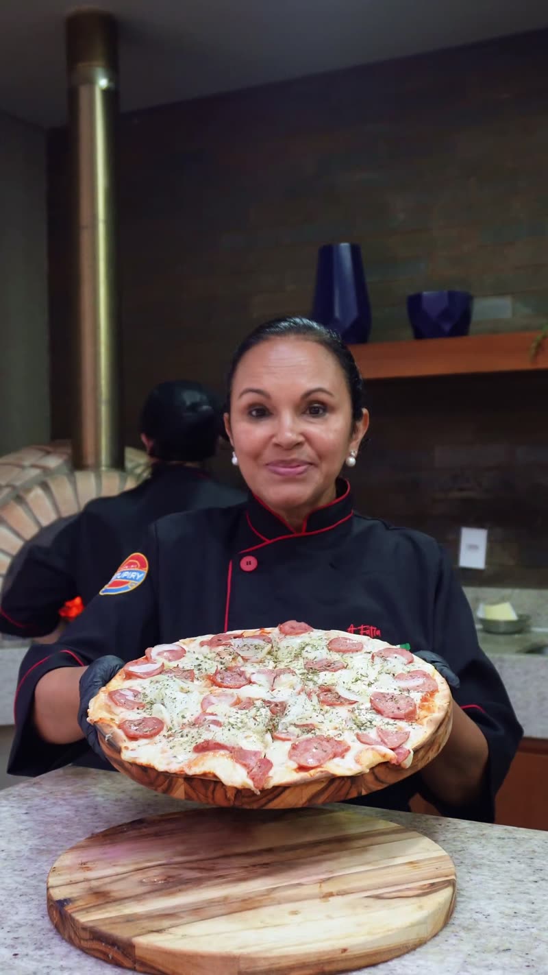 Capa do vídeo da equipe servindo pizzas aos convidados no evento